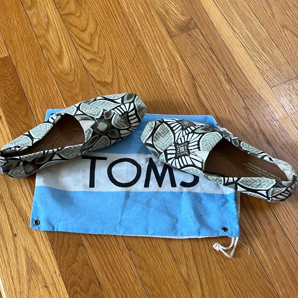 Super cute Toms with bag